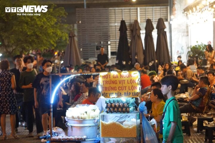 TRỰC TIẾP: Cả nước đ&oacute;n giao thừa Tết Gi&aacute;p Th&igrave;n 2024 - Ảnh 24.