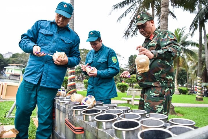 TRỰC TIẾP: Cả nước đ&oacute;n giao thừa Tết Gi&aacute;p Th&igrave;n 2024 - Ảnh 55.