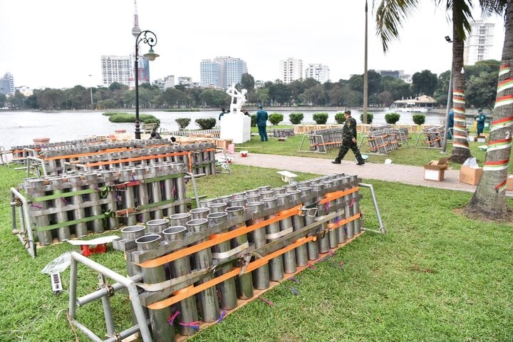 TRỰC TIẾP: Cả nước đ&oacute;n giao thừa Tết Gi&aacute;p Th&igrave;n 2024 - Ảnh 53.
