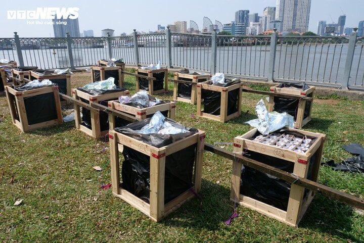 TRỰC TIẾP: Cả nước đ&oacute;n giao thừa Tết Gi&aacute;p Th&igrave;n 2024 - Ảnh 58.