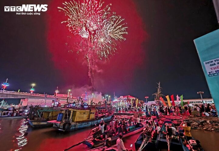 TRỰC TIẾP: Cả nước đ&oacute;n giao thừa Tết Gi&aacute;p Th&igrave;n 2024 - Ảnh 7.