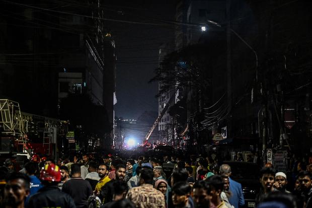 Cháy trung tâm thương mại ở Bangladesh khiến ít nhất 43 người thiệt mạng - Ảnh 1.