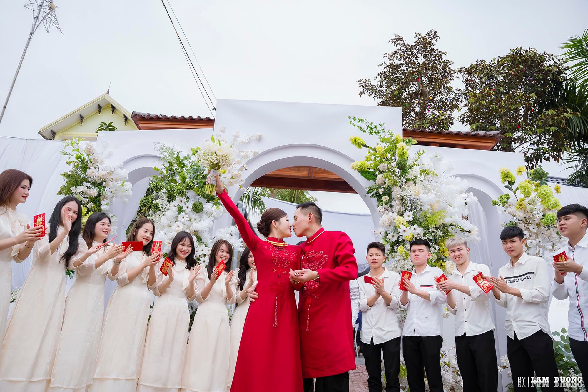 Cô dâu &quot;siêu hot&quot; ở Nghệ An: Xây nhà cho bố mẹ chồng trước khi cưới, không quan tâm môn đăng hộ đối- Ảnh 2.