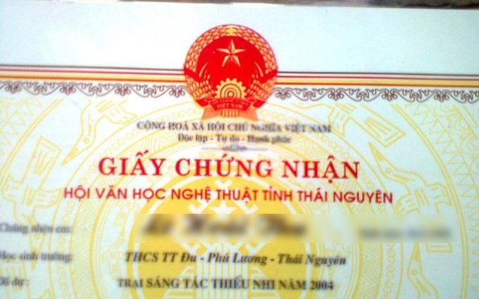 Khoe tờ giấy chứng nhận từ năm cấp 2, cô gái khiến dân tình nghi ngờ: Thực sự có người sinh ngày này?