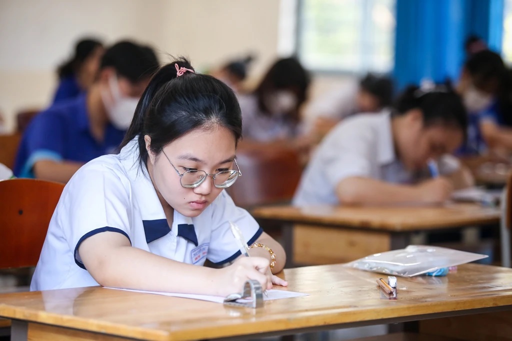 Lại thêm một vấn đề giáo dục khiến phụ huynh chia phe tranh cãi: Liệu đã thực sự công bằng với học sinh nghèo?- Ảnh 1. Lại thêm một vấn đề giáo dục khiến phụ huynh chia phe tranh cãi: Liệu đã thực sự công bằng với học sinh nghèo?- Ảnh 1.