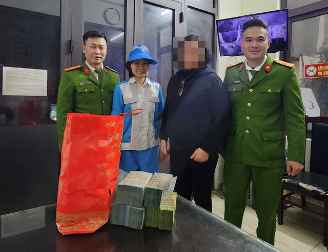 Một người đàn ông ở Hà Nội mang nhầm túi tiền 1,2 tỉ đi đổ rác, công an tức tốc tìm giúp - Ảnh 1.