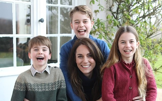 Nóng: Cung điện tung ảnh mới nhất của Vương phi Kate gần 2 tháng sau phẫu thuật, mẹ 3 con tươi cười rạng rỡ đập tan mọi tin đồn