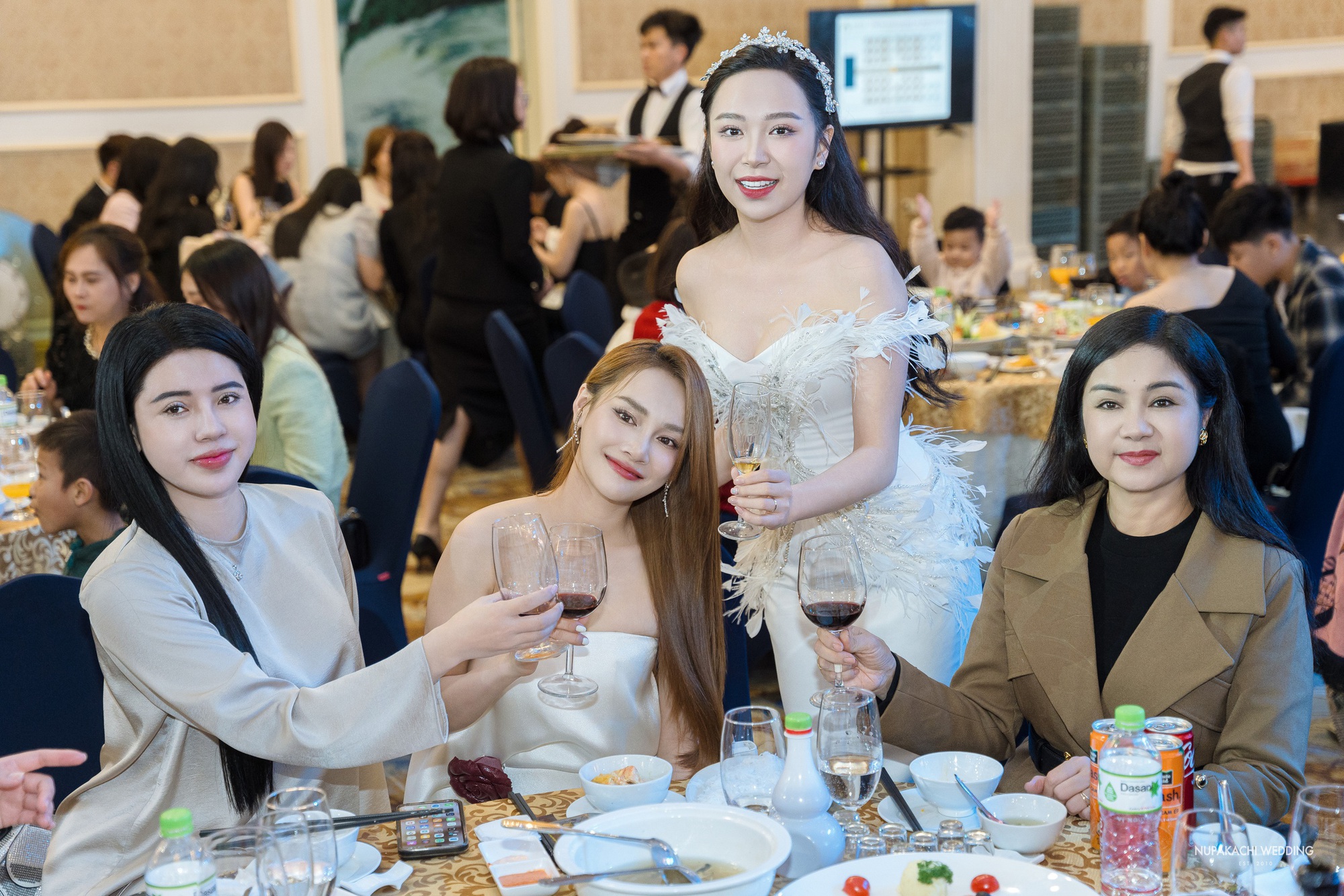 Lễ cưới diễn viên Kim Oanh: Nhã Phương - Lê Giang và dàn sao đổ bộ, cô dâu diện váy cưới 600 triệu - Ảnh 24.