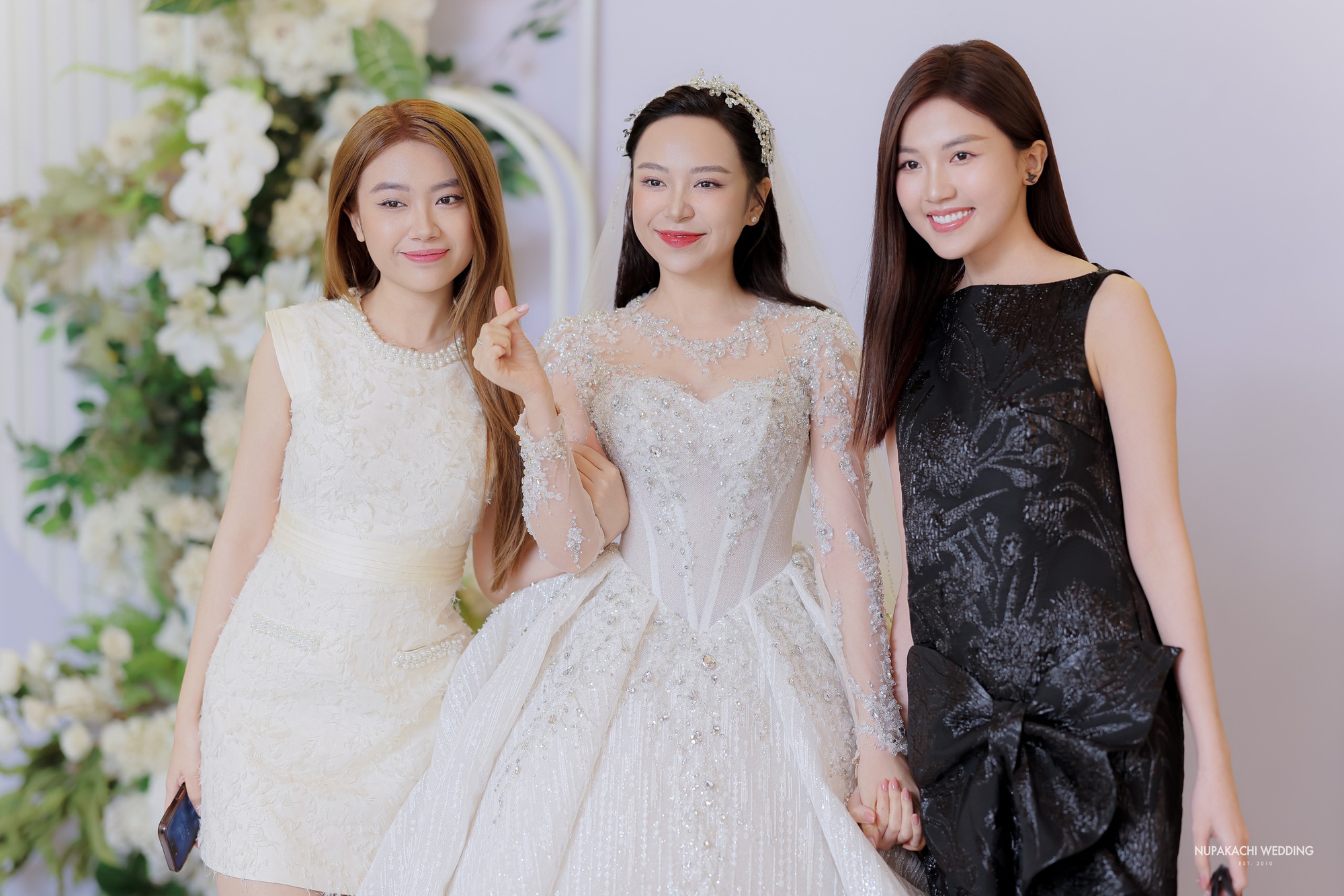 Lễ cưới diễn viên Kim Oanh: Nhã Phương - Lê Giang và dàn sao đổ bộ, cô dâu diện váy cưới 600 triệu - Ảnh 17.