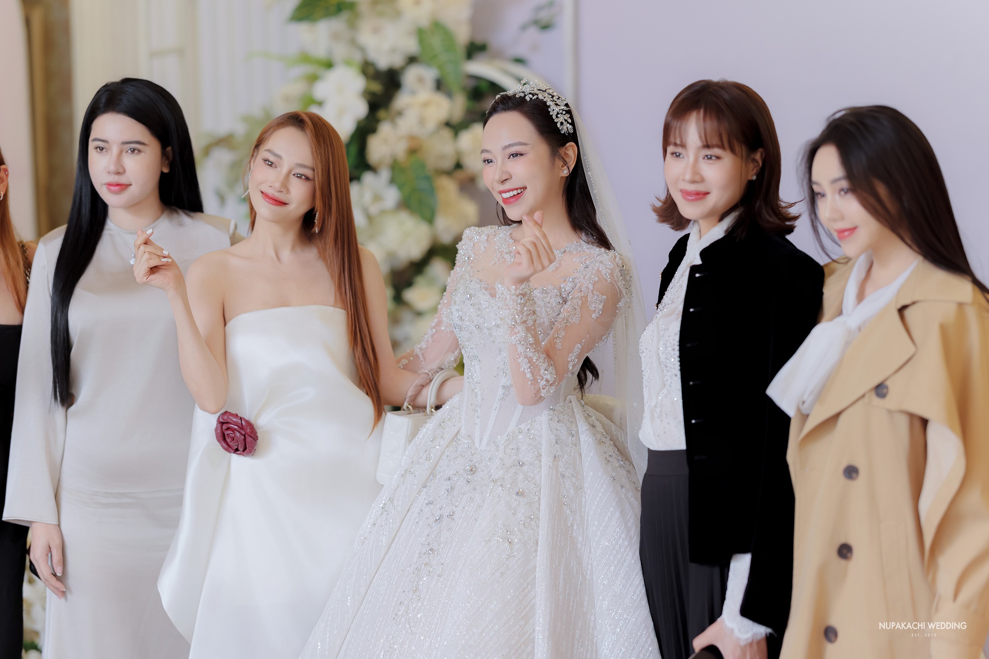 Lễ cưới diễn viên Kim Oanh: Nhã Phương - Lê Giang và dàn sao đổ bộ, cô dâu diện váy cưới 600 triệu - Ảnh 13.