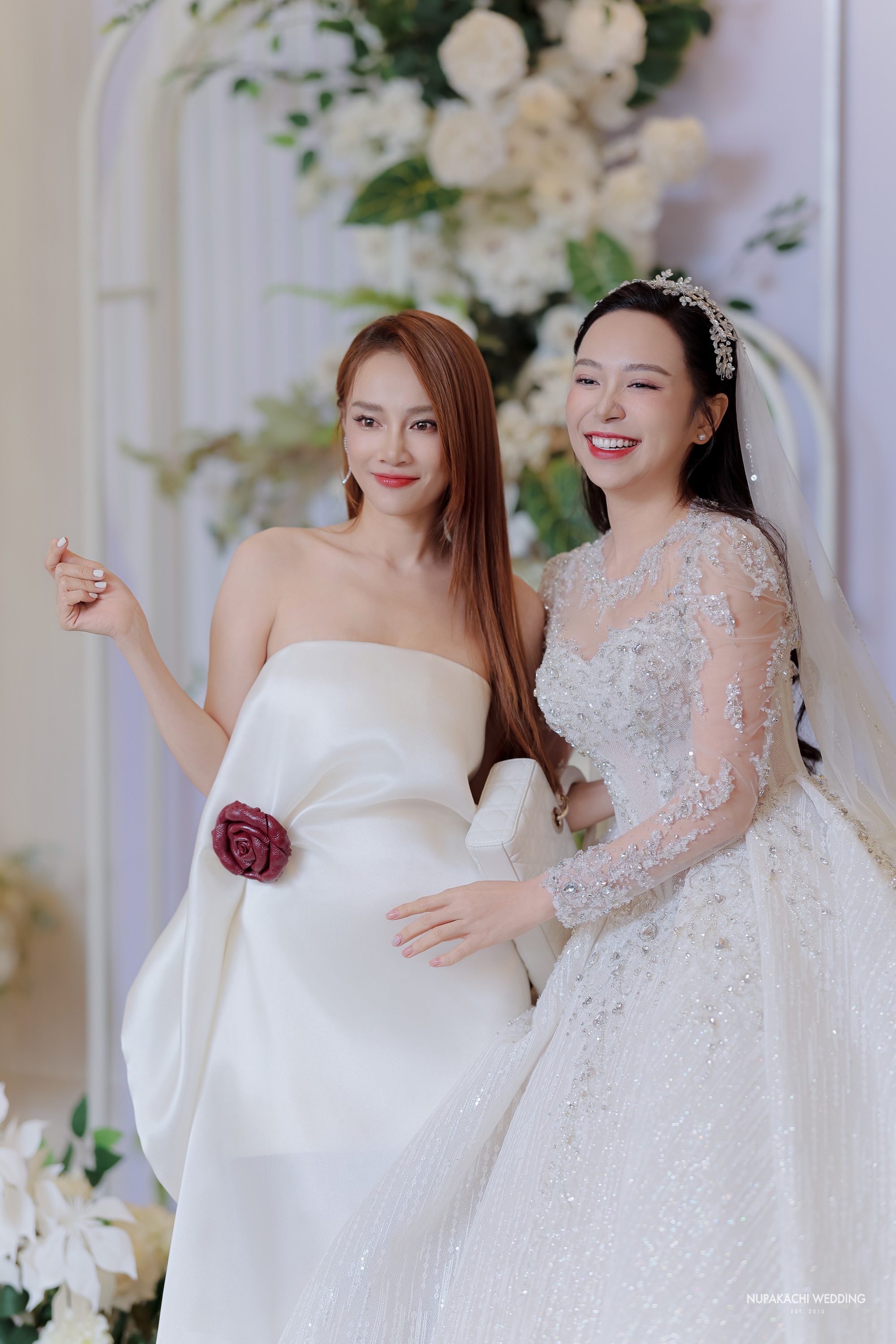 Lễ cưới diễn viên Kim Oanh: Nhã Phương - Lê Giang và dàn sao đổ bộ, cô dâu diện váy cưới 600 triệu - Ảnh 14.