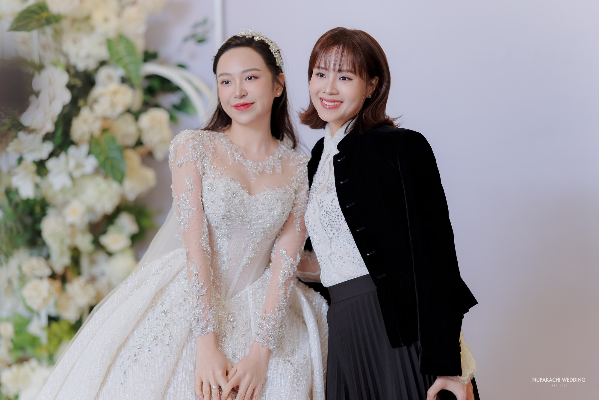 Lễ cưới diễn viên Kim Oanh: Nhã Phương - Lê Giang và dàn sao đổ bộ, cô dâu diện váy cưới 600 triệu - Ảnh 19.