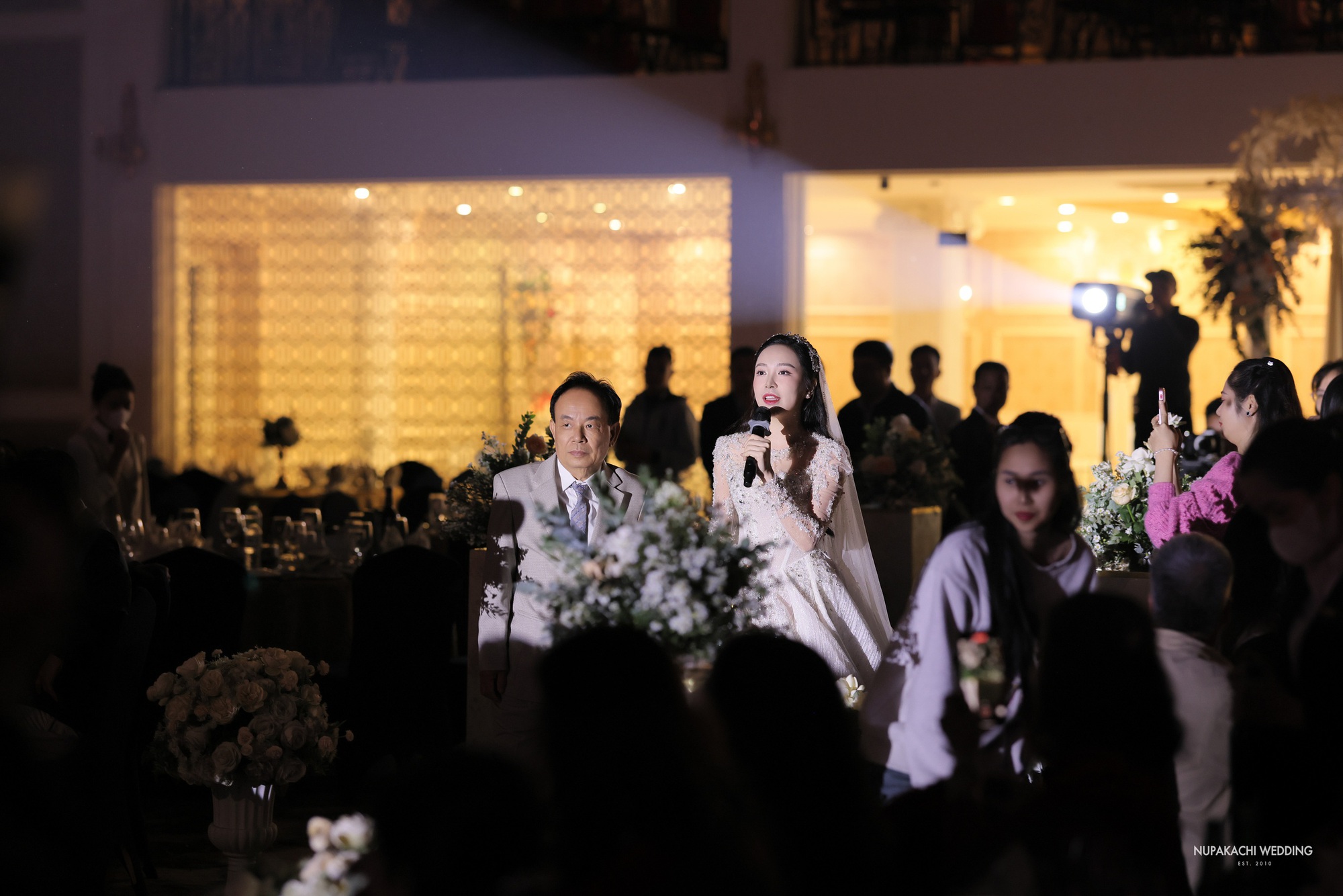 Lễ cưới diễn viên Kim Oanh: Nhã Phương - Lê Giang và dàn sao đổ bộ, cô dâu diện váy cưới 600 triệu - Ảnh 7.