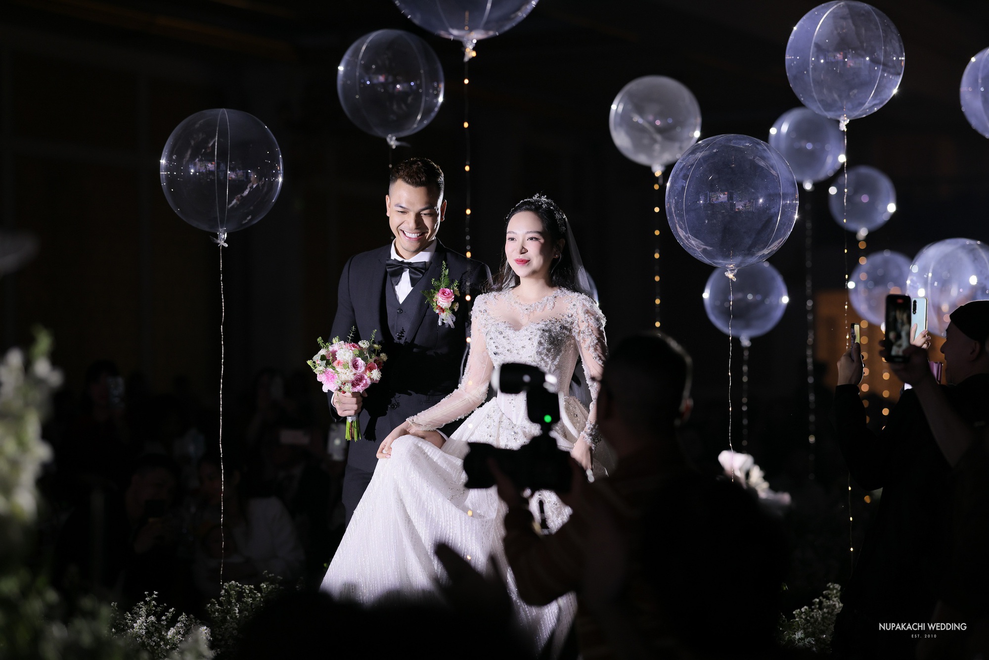 Lễ cưới diễn viên Kim Oanh: Nhã Phương - Lê Giang và dàn sao đổ bộ, cô dâu diện váy cưới 600 triệu - Ảnh 9.