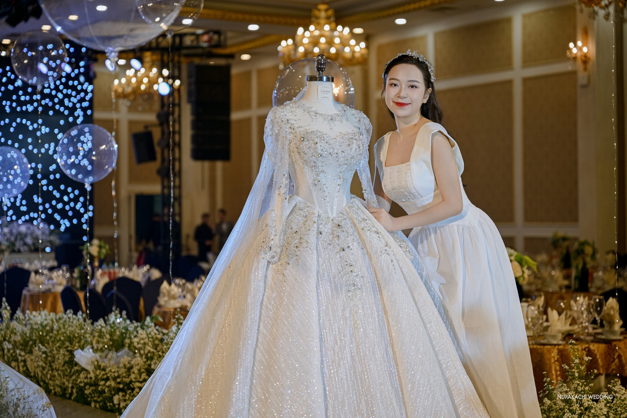 Lễ cưới diễn viên Kim Oanh: Nhã Phương - Lê Giang và dàn sao đổ bộ, cô dâu diện váy cưới 600 triệu - Ảnh 1.