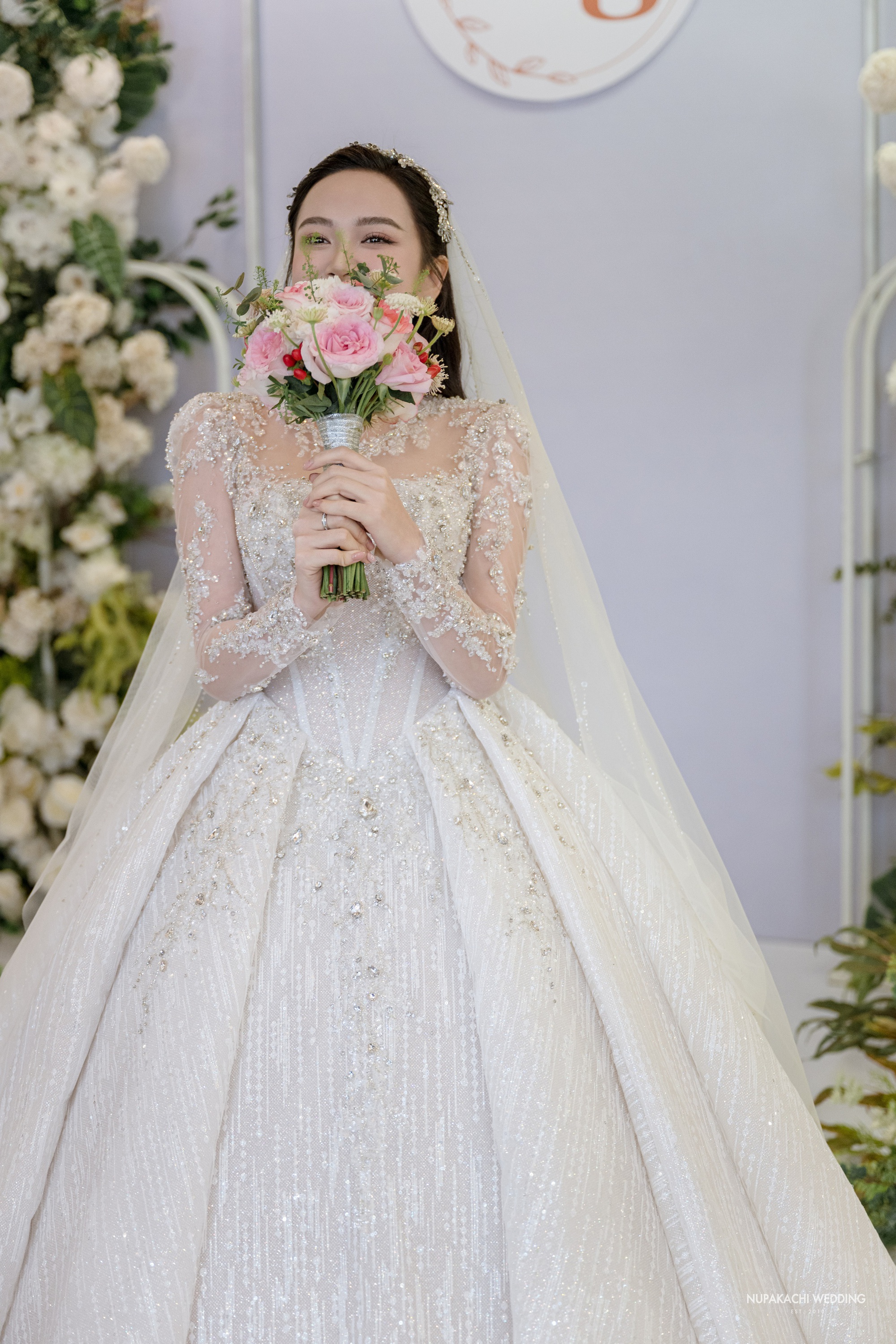Lễ cưới diễn viên Kim Oanh: Nhã Phương - Lê Giang và dàn sao đổ bộ, cô dâu diện váy cưới 600 triệu - Ảnh 2.
