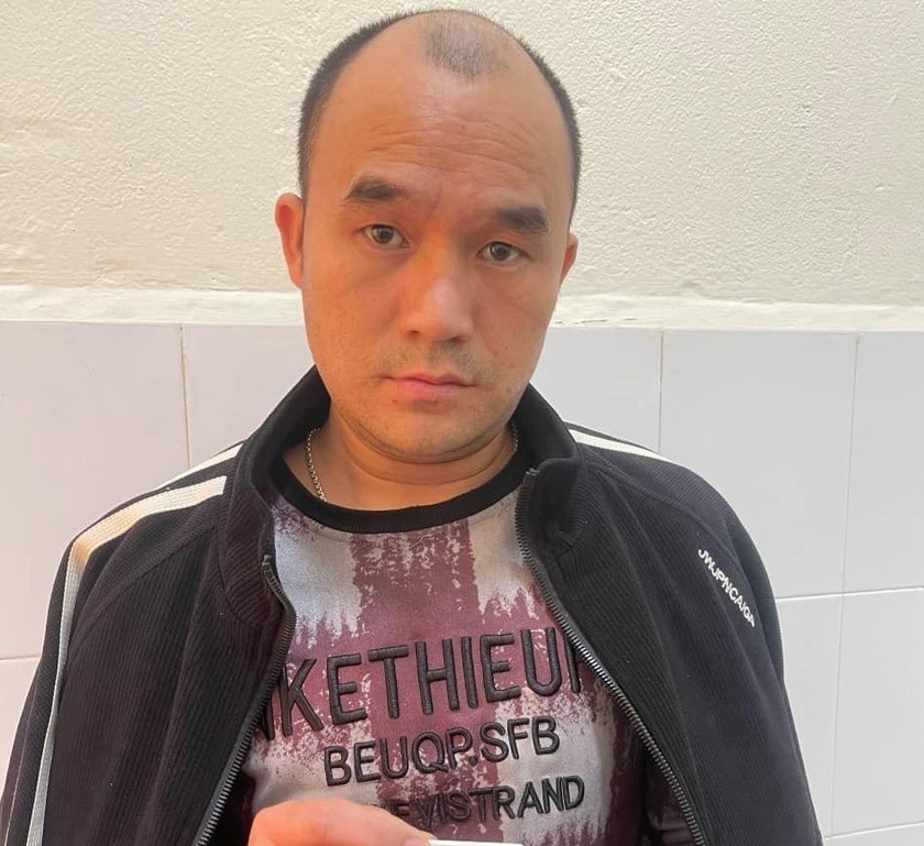 2 cô gái trẻ, 7 nam thanh niên mở 2 cô gái trẻ, 7 nam thanh niên mở