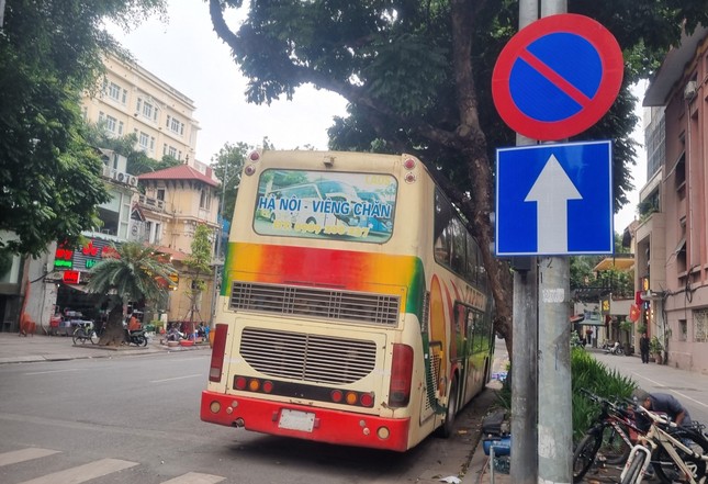Chiếc xe ngoại cỡ mang biển nước ngoài ‘nằm lì’ trên đường phố Hà Nội nhiều tháng - Ảnh 3.