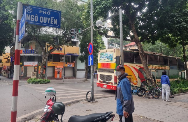 Chiếc xe ngoại cỡ mang biển nước ngoài ‘nằm lì’ trên đường phố Hà Nội nhiều tháng - Ảnh 1.