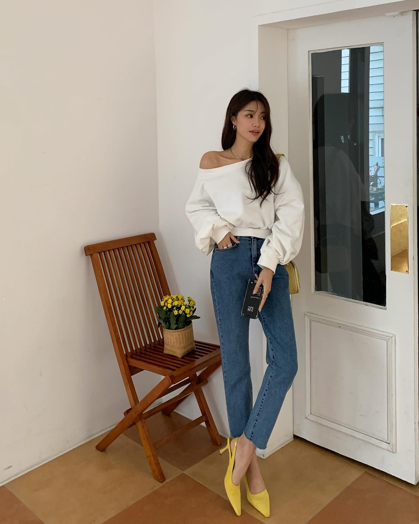 10 cách mặc quần jeans ống đứng sành điệu và tôn dáng - Ảnh 7.