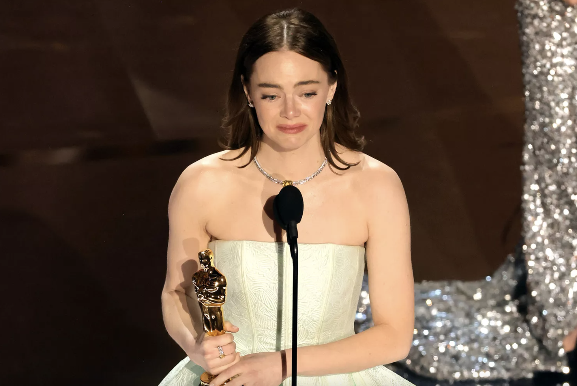 Oscar 2024: Emma Stone rách váy khi nhận giải, đổ lỗi cho Ryan Gosling - Ảnh 1.