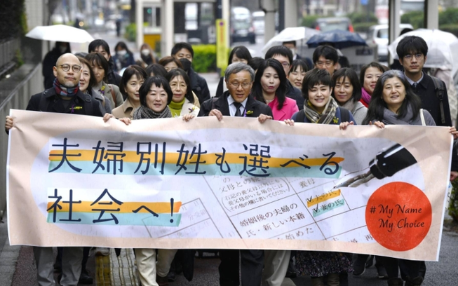 Vụ kiện giữ họ sau kết hôn thu hút ngày càng nhiều sự ủng hộ ở Nhật Bản