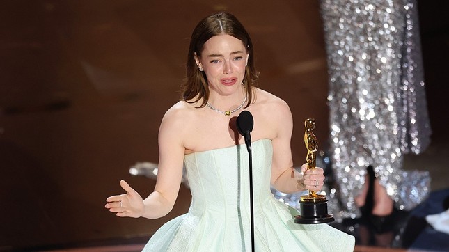 Đóng phim ngập cảnh nóng điên rồ, Emma Stone lần thứ hai đoạt tượng vàng Oscar - Ảnh 1.