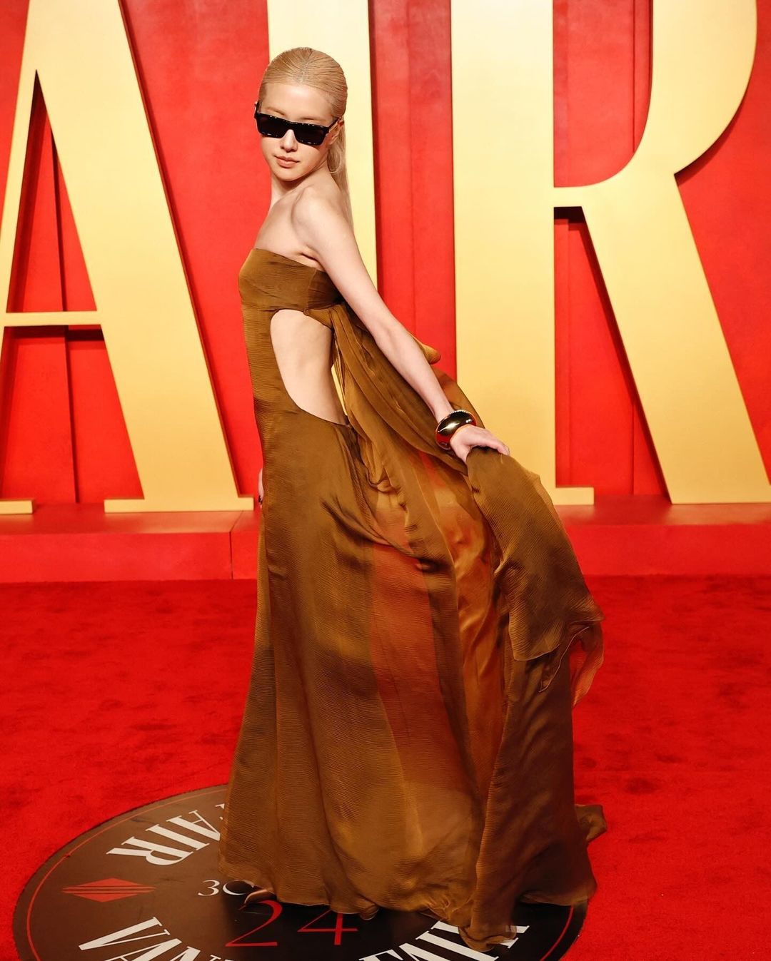 Thảm đỏ tiệc hậu Oscar nóng hổi: Rosé xẻ eo cực slay, Kylie Jenner hoá nữ thần dẫn đầu dàn mỹ nhân - Ảnh 1.