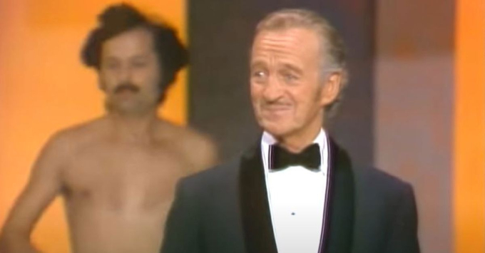 Sao nam gây sốc vì khoả thân trên sân khấu Oscar 2024, &quot;bắt chước&quot; khoảnh khắc kinh điển 50 năm trước - Ảnh 4.