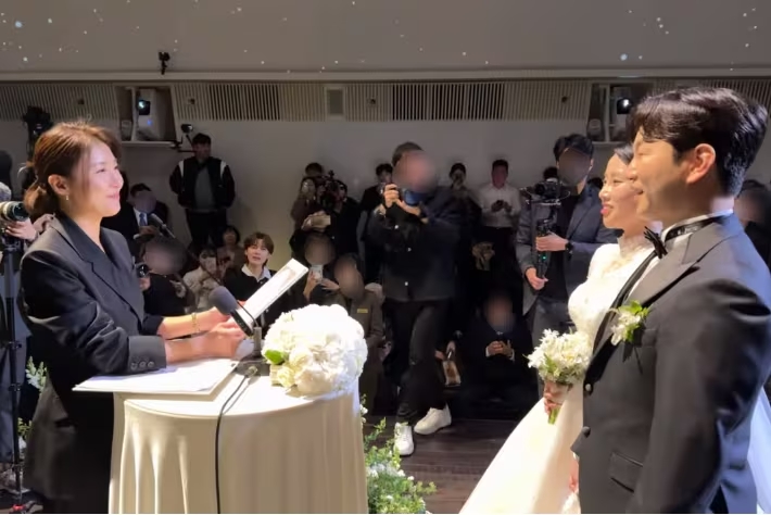 Ha Ji Won bất ngờ xin lỗi giữa lễ cưới của cặp diễn viên hài đình đám, nguyên nhân vì đâu?- Ảnh 1.