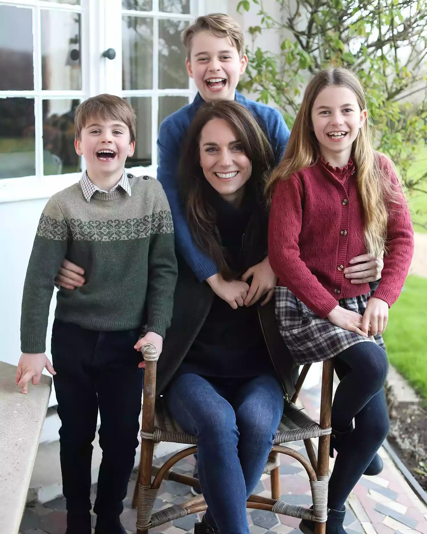 Chuyên gia nhiếp ảnh lên tiếng nhận định về bức hình mới của Vương phi Kate chụp cùng 3 con dính nghi vấn chỉnh sửa- Ảnh 1.