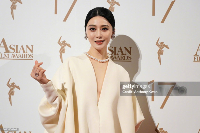 Thảm đỏ Giải thưởng Điện ảnh châu Á: Phạm Băng Băng chặt chém với đồ cắt xẻ táo bạo, Triệu Lệ Dĩnh đẹp diễm lệ lấn át Lee Young Ae - Ảnh 7.