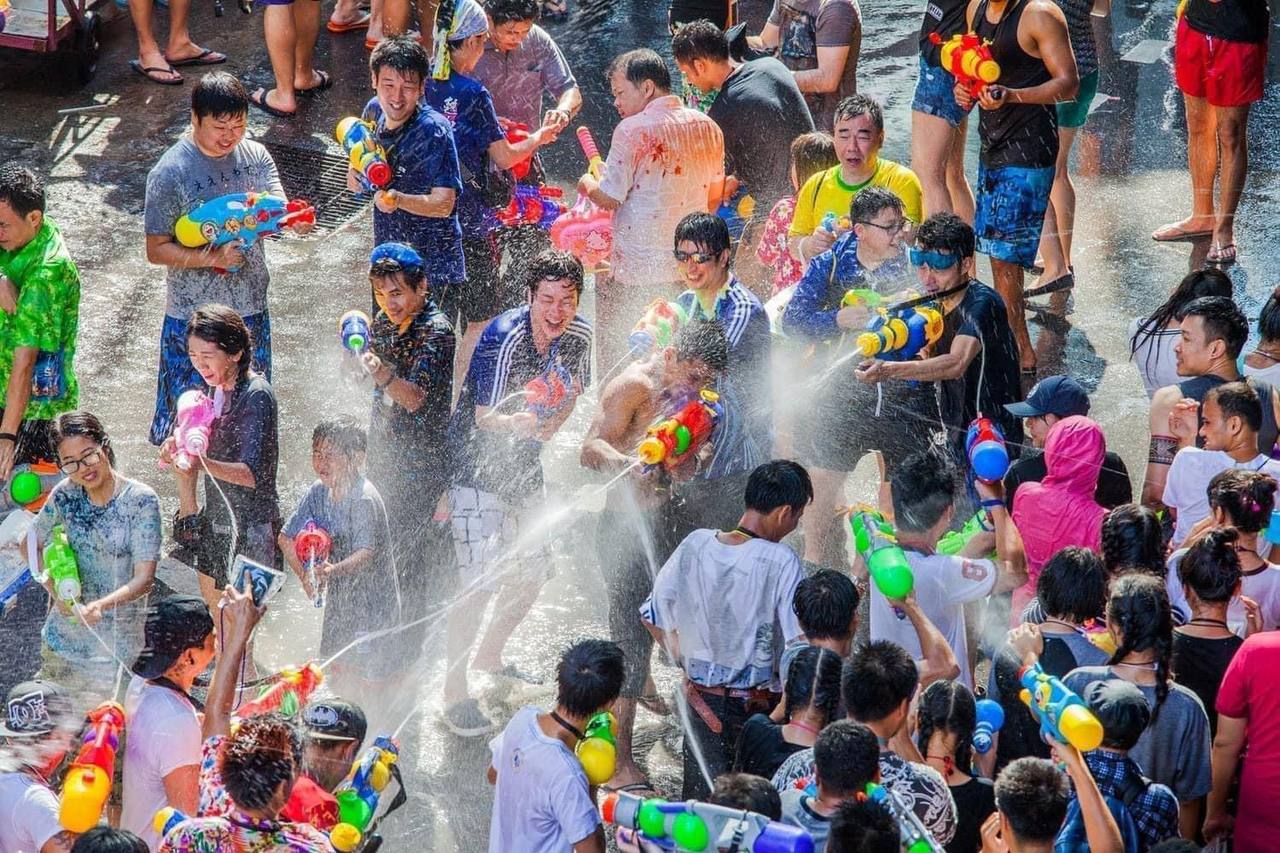 Chuẩn bị gom súng nước thì Baht Thái tăng theo giá vàng, giới trẻ Việt 