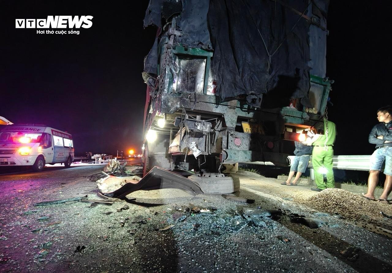 Hiện trường vụ tai nạn trên cao tốc Cam Lộ - La Sơn làm nhiều người thương vong - Ảnh 5.