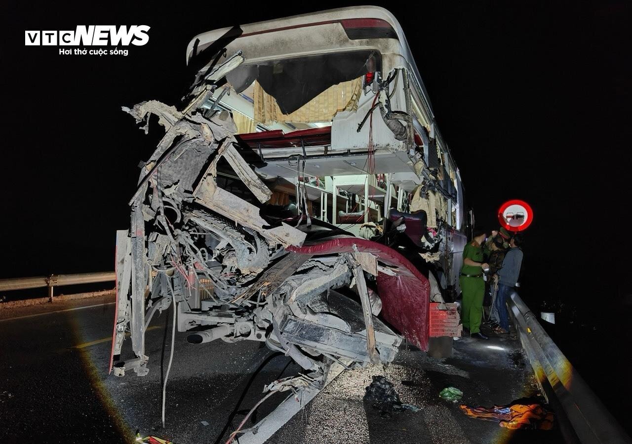 Hiện trường vụ tai nạn trên cao tốc Cam Lộ - La Sơn làm nhiều người thương vong - Ảnh 6.