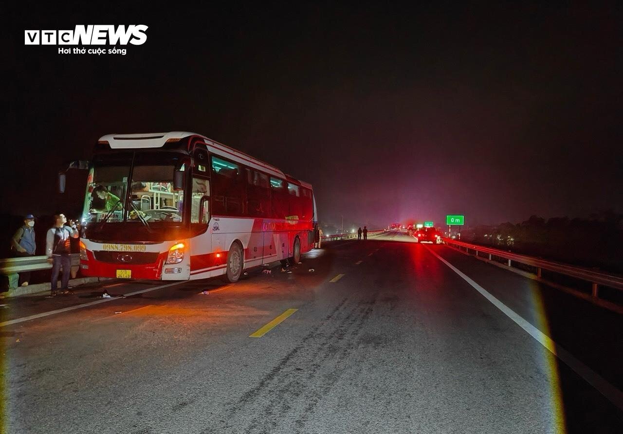 Hiện trường vụ tai nạn trên cao tốc Cam Lộ - La Sơn làm nhiều người thương vong - Ảnh 2.