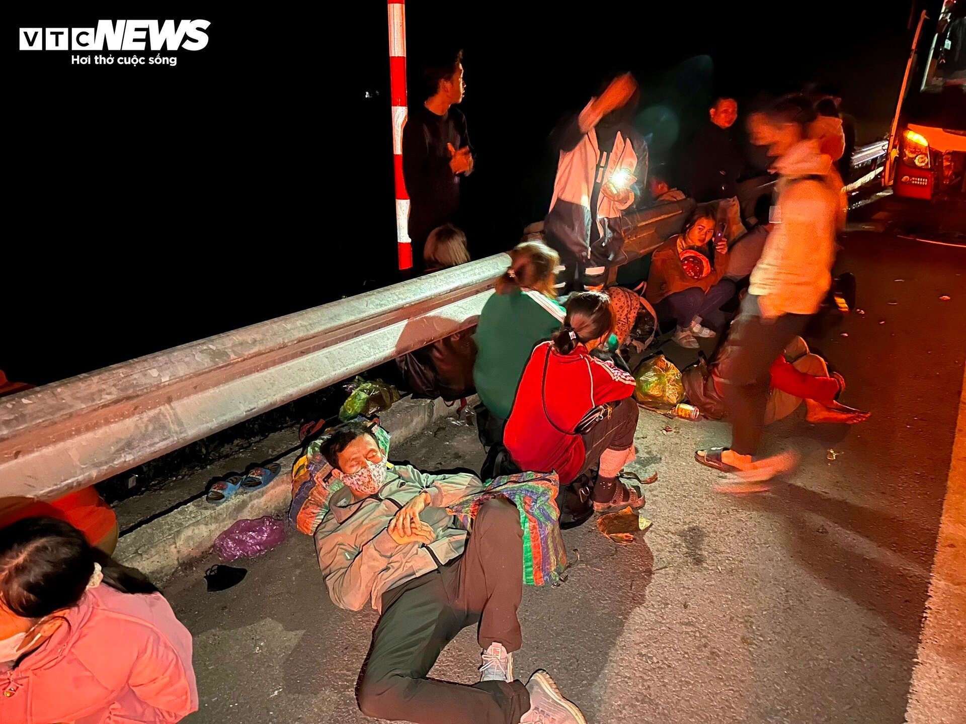 Hiện trường vụ tai nạn trên cao tốc Cam Lộ - La Sơn làm nhiều người thương vong - Ảnh 9.