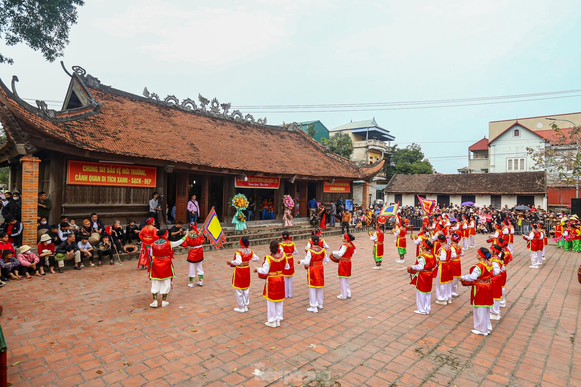 Xem nam nhân thi nhau trổ tài để kén rể tại lễ hội ở Hà Nội - Ảnh 1.