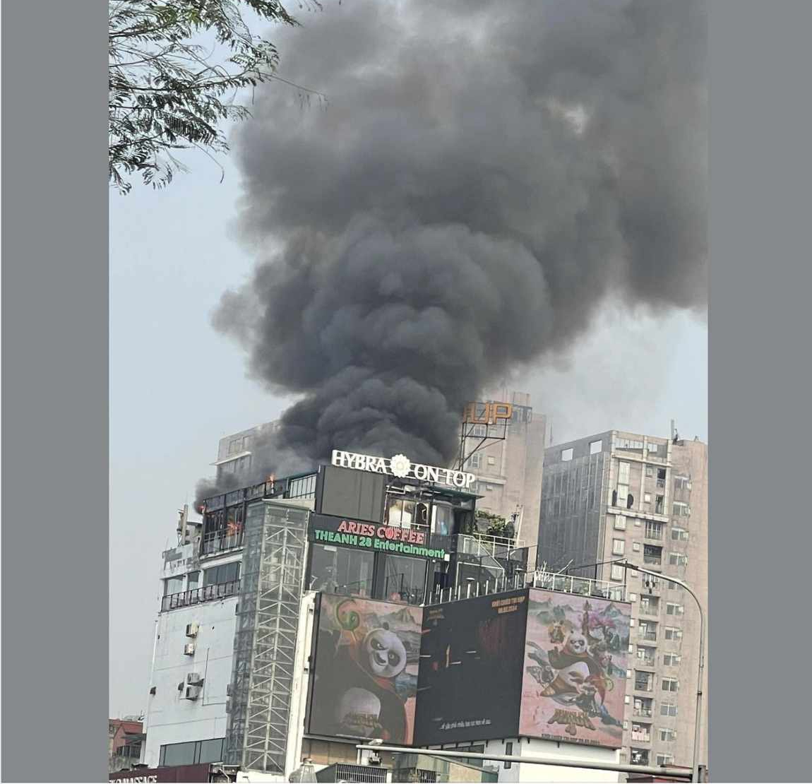 Cháy lớn tại tầng thượng tòa nhà Trung tâm thương mại OCD Hà Nội- Ảnh 1.