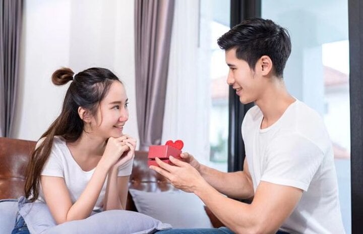 Hàng xóm cướp chồng tôi, giờ lại nhăm nhe bạn trai mới của tôi - Ảnh 1.