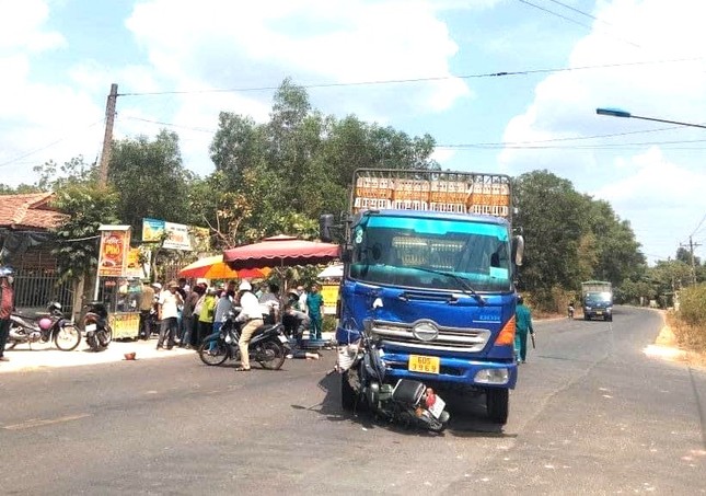 Xe máy đối đầu ô tô tải, 2 học sinh thương vong trên đường đi học - Ảnh 1.