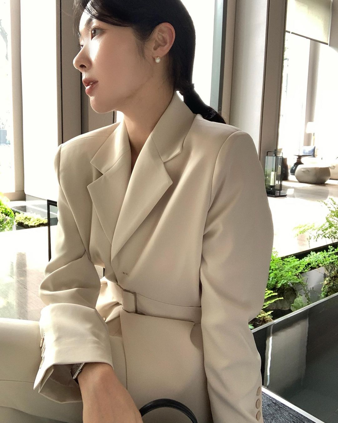 Kiểu blazer có thể diện đẹp từ Xuân sang Hè, tôn dáng hiệu quả và rất thanh lịch - Ảnh 5.