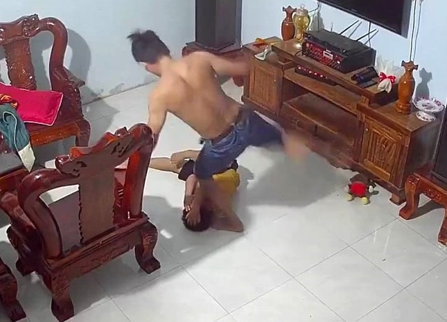 Bắt giam cha dượng đánh đập dã man bé trai 9 tuổi ở Bình Phước - Ảnh 1. Bắt giam cha dượng đánh đập dã man bé trai 9 tuổi ở Bình Phước - Ảnh 1.