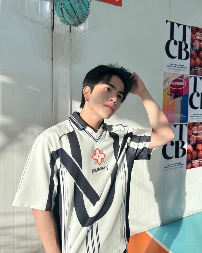 Mối tình "chị ơi, anh em yêu em" bí ẩn hiện tại: Idol mạng 13,6 triệu fan tung clip hôn say đắm, 2 chàng trai cùng bị gọi tên - Ảnh 4. Mối tình "chị ơi, anh em yêu em" bí ẩn hiện tại: Idol mạng 13,6 triệu fan tung clip hôn say đắm, 2 chàng trai cùng bị gọi tên - Ảnh 4.