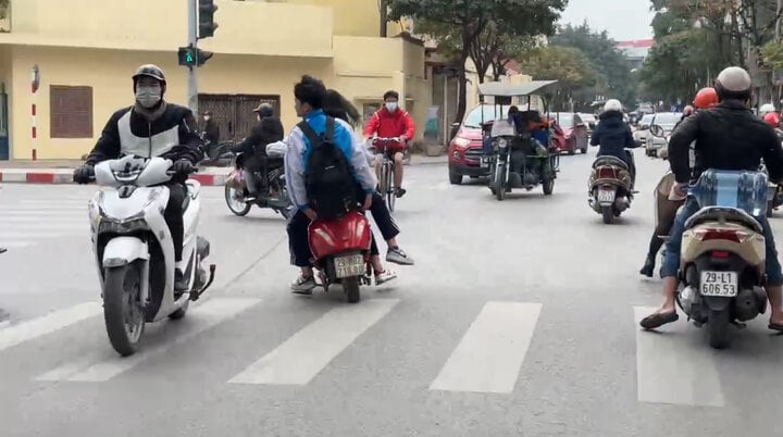 Nhiều học sinh cấp 2 Hà Nội thản nhiên đi học bằng xe máy điện bất chấp luật cấm - Ảnh 4.