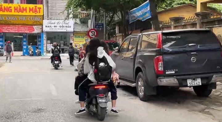 Nhiều học sinh cấp 2 Hà Nội thản nhiên đi học bằng xe máy điện bất chấp luật cấm - Ảnh 3.