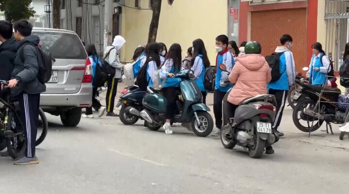 Nhiều học sinh cấp 2 Hà Nội thản nhiên đi học bằng xe máy điện bất chấp luật cấm - Ảnh 2.