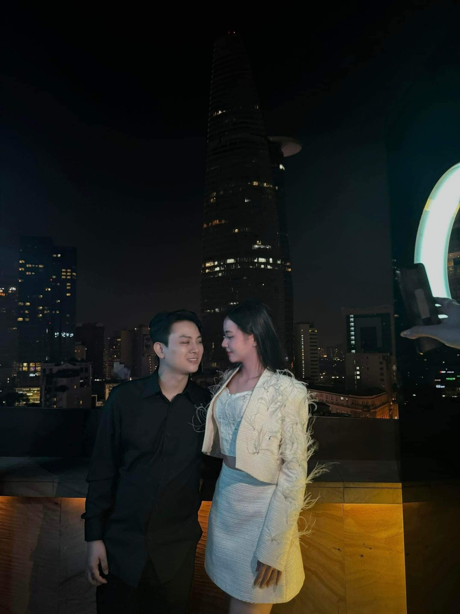 Mối tình của Hoài Lâm và bạn gái kém 8 tuổi - Ảnh 1. Mối tình của Hoài Lâm và bạn gái kém 8 tuổi - Ảnh 1.