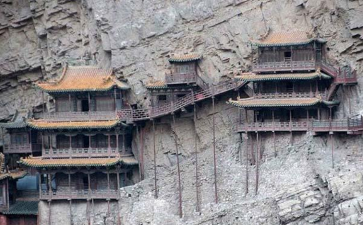 'Ngôi chùa nguy hiểm nhất Trung Quốc' cheo leo trên vách núi hơn 1.500 năm - Ảnh 1.