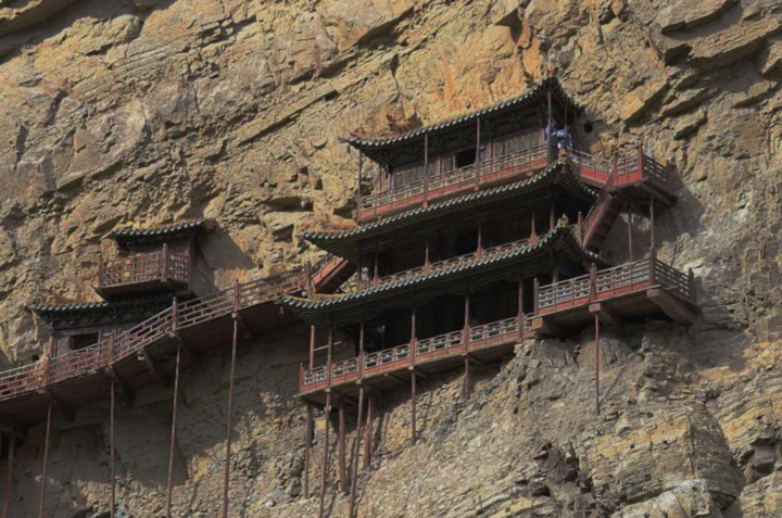 'Ngôi chùa nguy hiểm nhất Trung Quốc' cheo leo trên vách núi hơn 1.500 năm - Ảnh 2.
